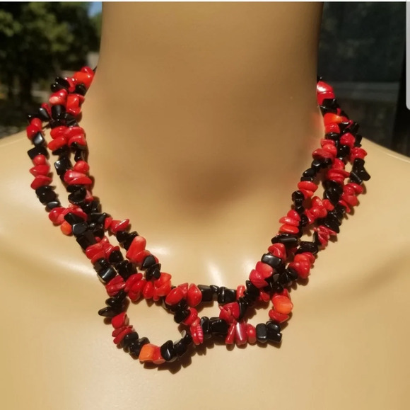 VINTAGE RED CORAL & BLACK ONYX CHIP LAYERED NECKLACE - Picture 1 of 5